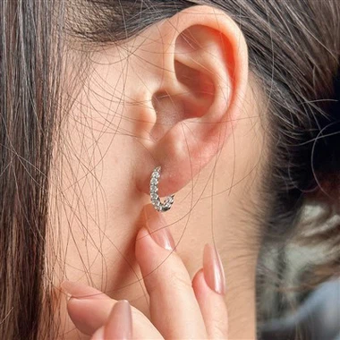Arete de lana de moissanite de oro de 18k